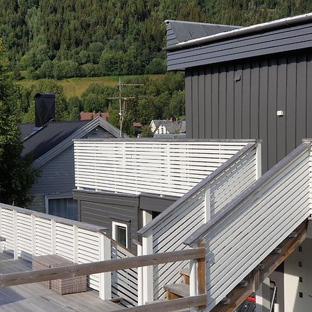 Lyngen Apartments Lyngseidet ภายนอก รูปภาพ