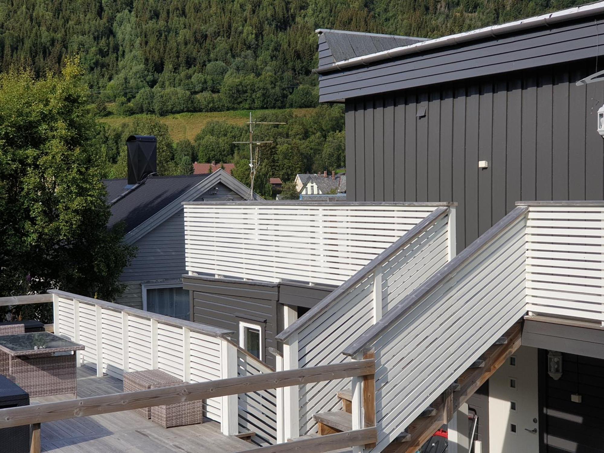Lyngen Apartments Lyngseidet ภายนอก รูปภาพ