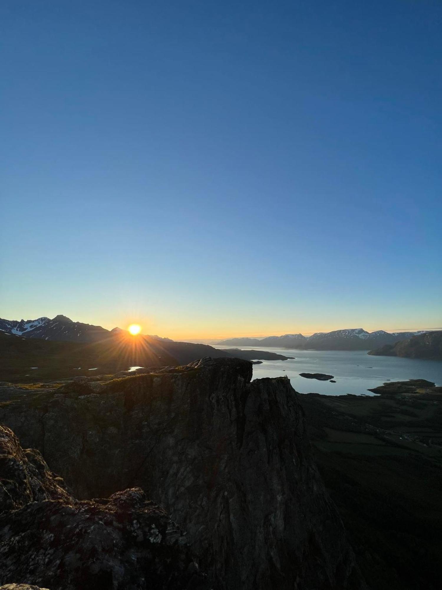 Lyngen Apartments Lyngseidet ภายนอก รูปภาพ